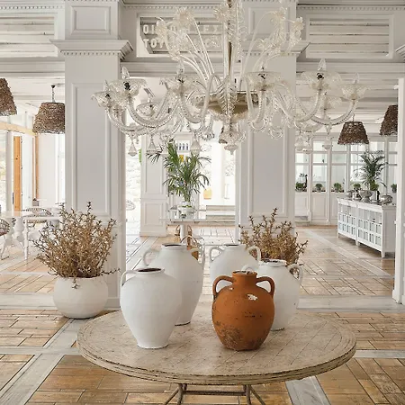 Mykonos Blu, A To Live Üdülőközpont