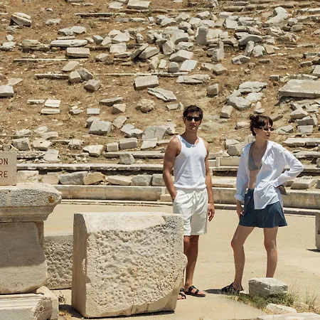 Mykonos Blu, A To Live Üdülőközpont