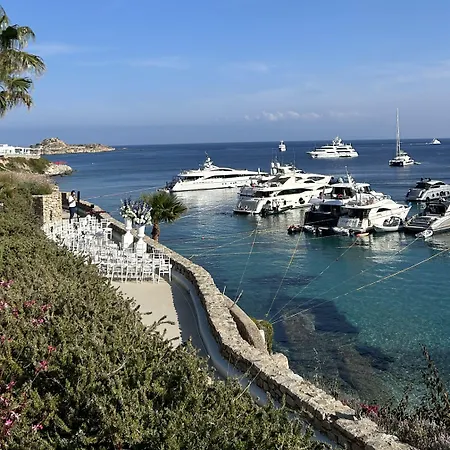 Üdülőközpont Mykonos Blu, A To Live